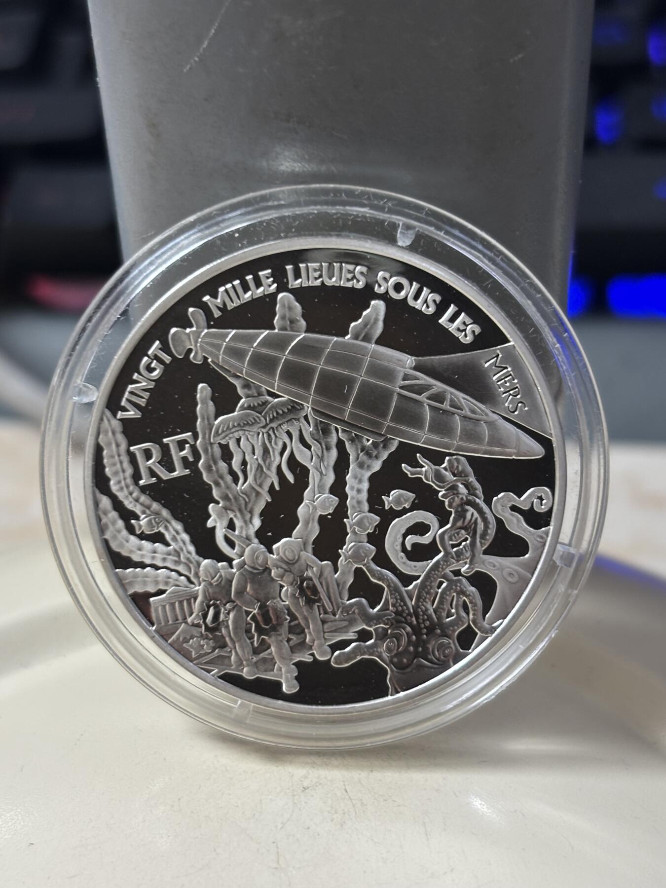 第186期拍卖 法国2005年儒勒 凡尔纳环游地球系列2精制纪念银币，900银，22.2克，发行5000枚，有氧化