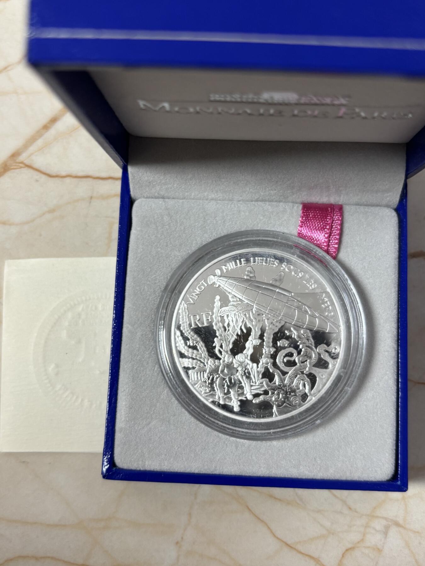 第186期拍卖 法国2005年儒勒 凡尔纳环游地球系列2精制纪念银币，900银，22.2克，发行5000枚，有氧化