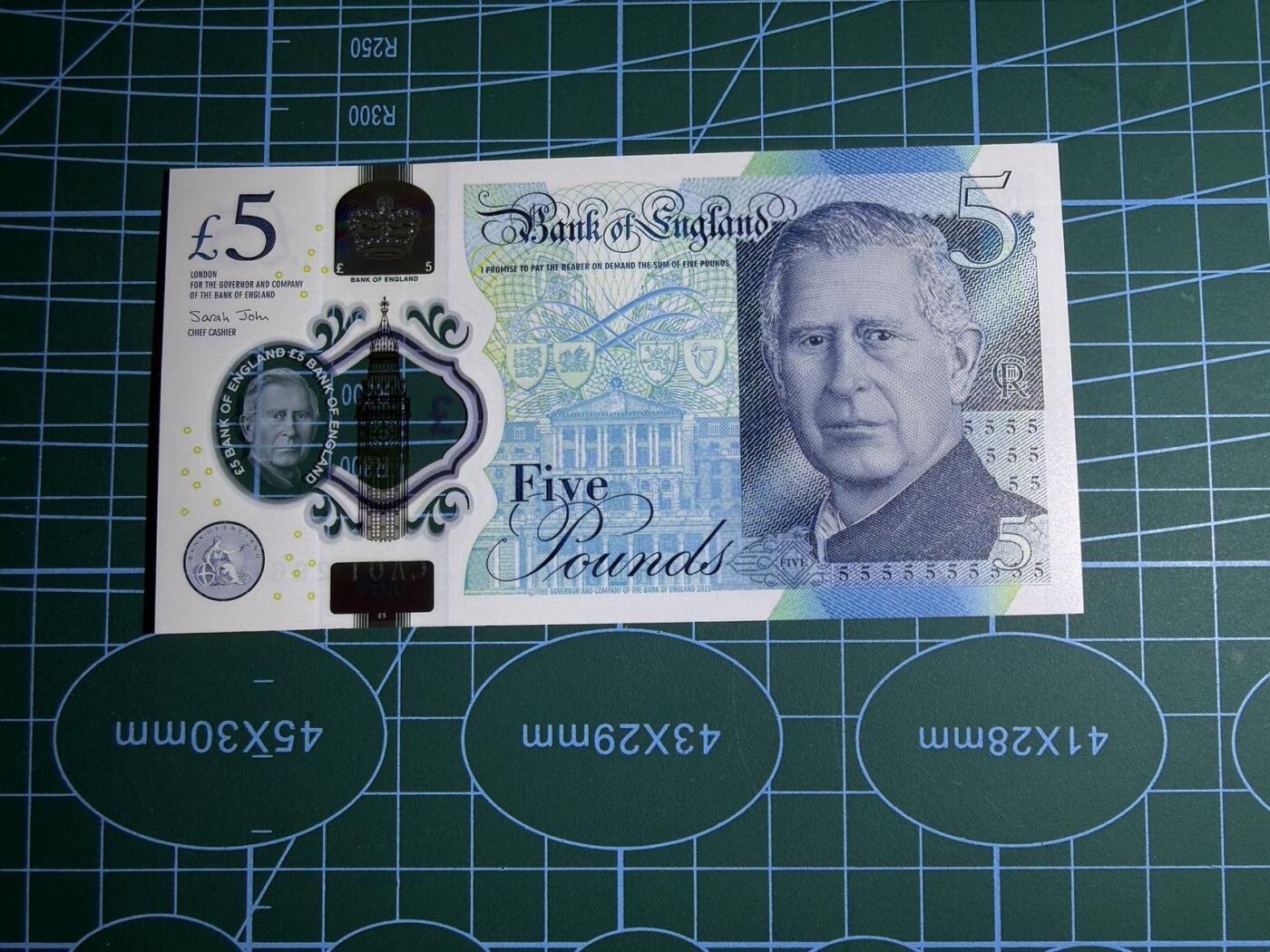 【炜奕收藏】，第五十三期 英国查尔斯5镑，UNC品相，CA01首发冠号码无47