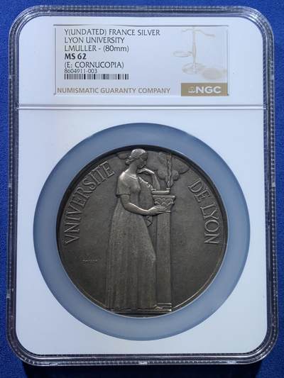 《竞宝斋》第448场 周日，周一，2场连拍 （全场包邮） - NGC MS62 法国里昂大学共和国超大银质奖章，极少见品。加大加厚盒。直径达到80mm，重量达到252g，双面人物高浮雕。