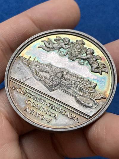 《竞宝斋》第448场 周日，周一，2场连拍 （全场包邮） - 梵蒂冈1930年庇护十一世城市景观银章 带意大利ASTARTA皮套，直径43.8mm，重38.7g，背面城市景观，两个小天使，好品好彩，细节很棒，可送评