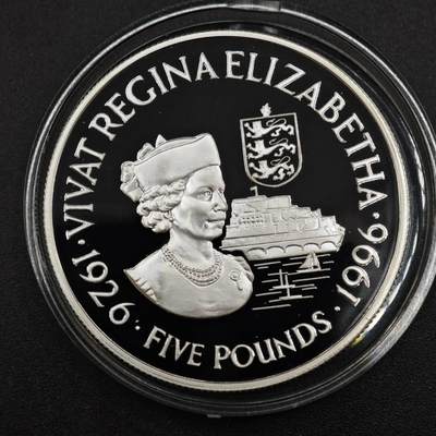 【淘币小摊】实时拍第八百三十拍   银币套币场   满百包邮可预留二周 每周一统一发货   - 根西岛1996年女王70周岁5镑精制银币重28.2克925银银价365