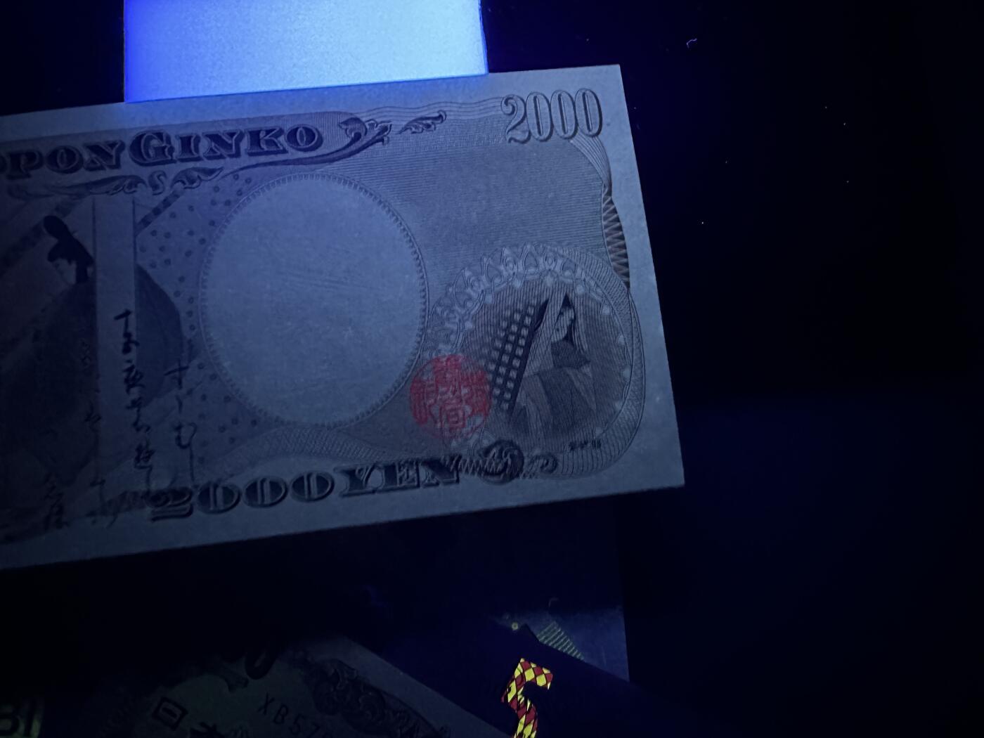 《外钞收藏家》第五百九十四期（畅拍场）（本平台长期征集拍品、欢迎藏友们联系合作） 三签5欧（全新）和10欧元（有软折）+5英镑全新+1000和2000日元（轻微2潮点）张全新一起