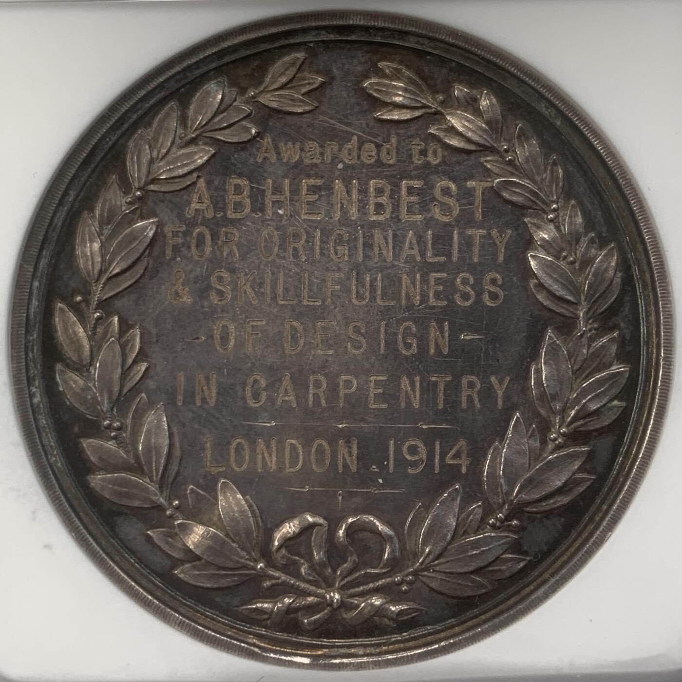 掌中浮雕-藏着的欧洲第046场 NGC MS62 ：1914年英国注册木匠联合机构The Incorporated British Institute of Certified Carpenters颁发的银质奖章，45mm