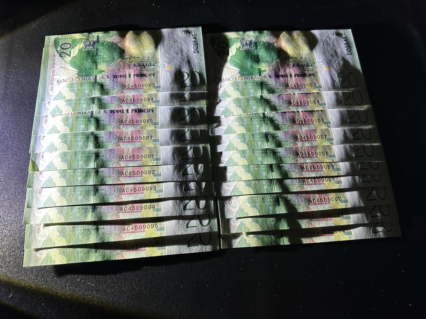 《外钞收藏家》第五百九十四期（畅拍场）（本平台长期征集拍品、欢迎藏友们联系合作） 圣多美和普林西比20元 20张一起 全新UNC 部分连号