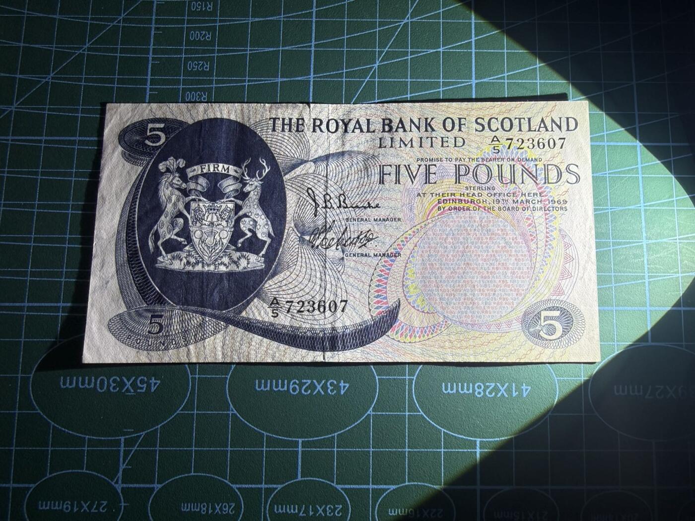【炜奕收藏】，第五十三期 1969年苏格兰皇家银行5镑，品相如图，上方有一处裂口