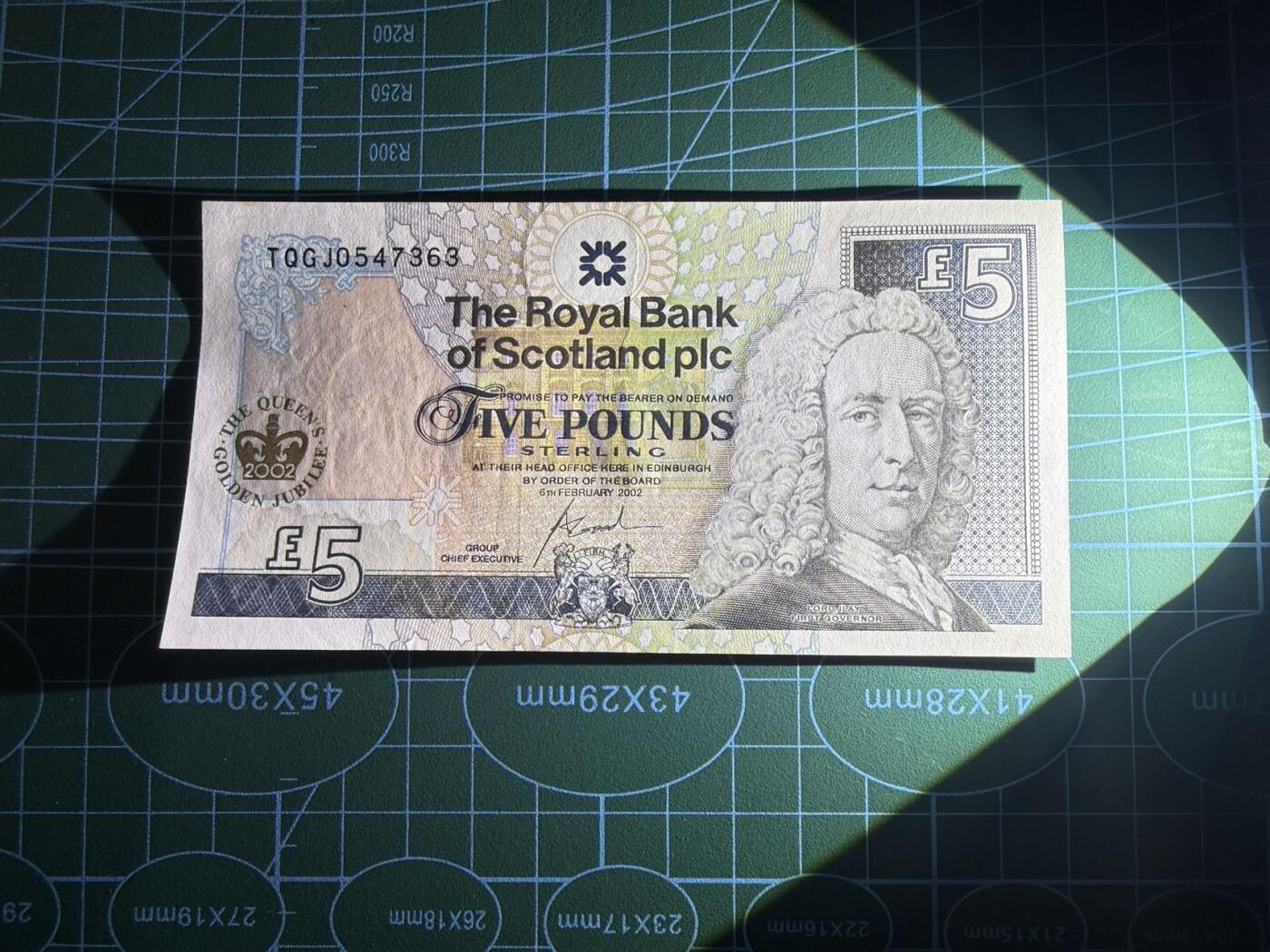 【炜奕收藏】，第五十三期 2002年苏格兰皇家银行5镑纪念钞，UNC-品相，左上角有个黄点