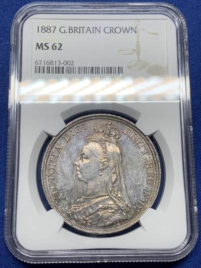 《竞宝斋》第448场 周日，周一，2场连拍 （全场包邮） - NGC MS62 英国 1887年 维多利亚女王高冠马剑 1克朗 银币 热门品种 油润紫金彩包浆