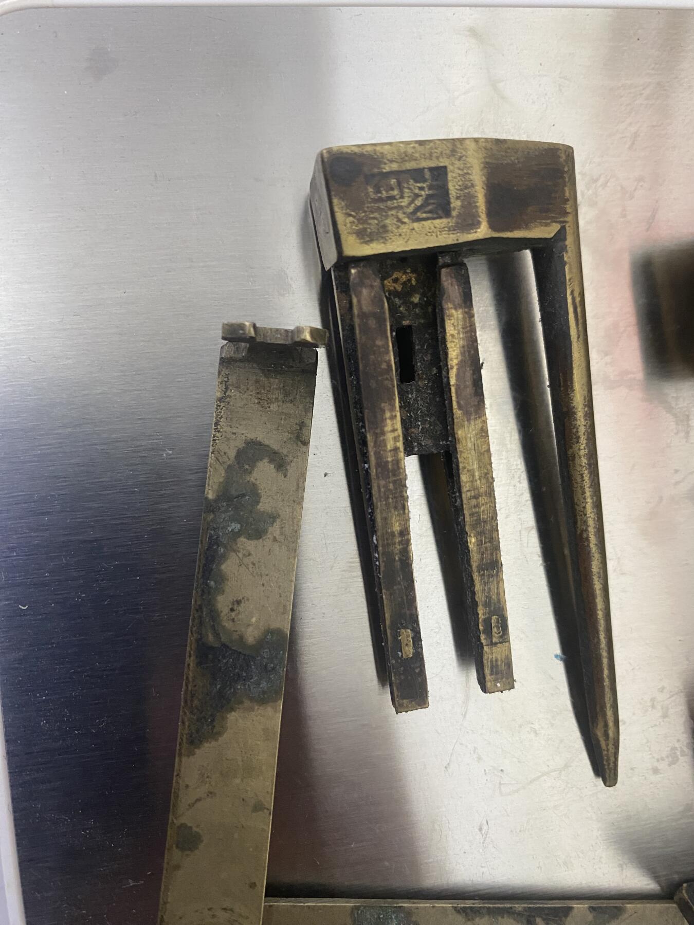 江南站杂件场 清代名家铜锁，钥匙原配带一个钥匙坯，可以打开，带款