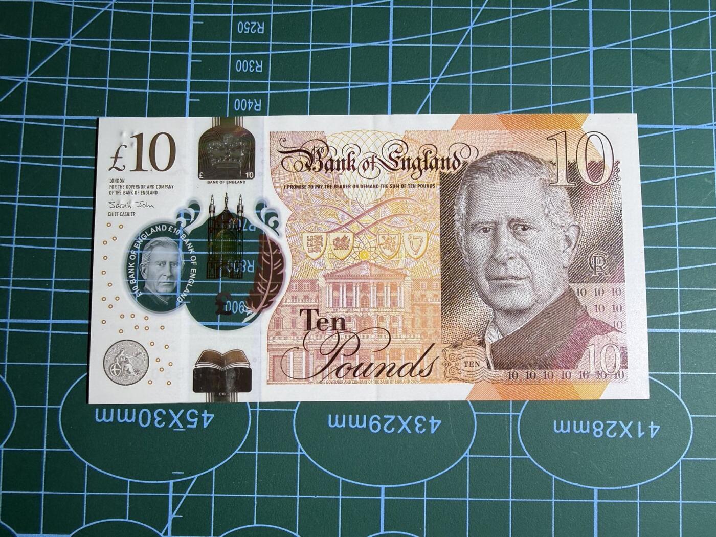 【炜奕收藏】，第五十三期 英国查尔斯10镑，AU品相，号码无47