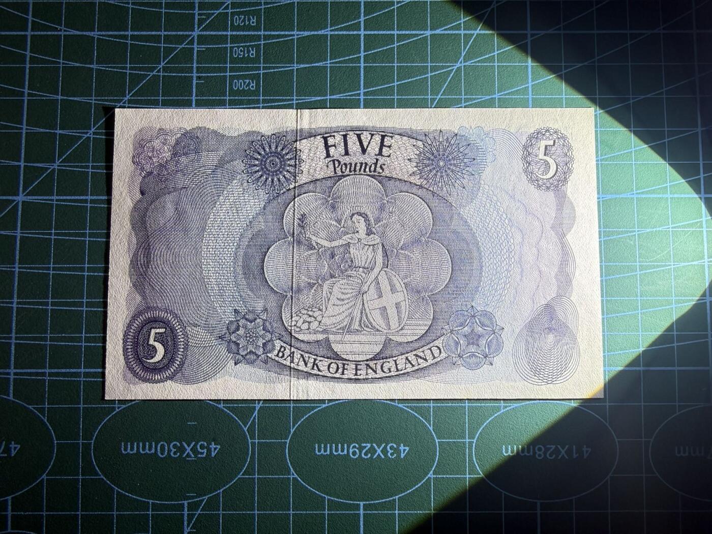 【炜奕收藏】，第五十三期 英国C序列5镑，UNC品相，下方有一个潮点