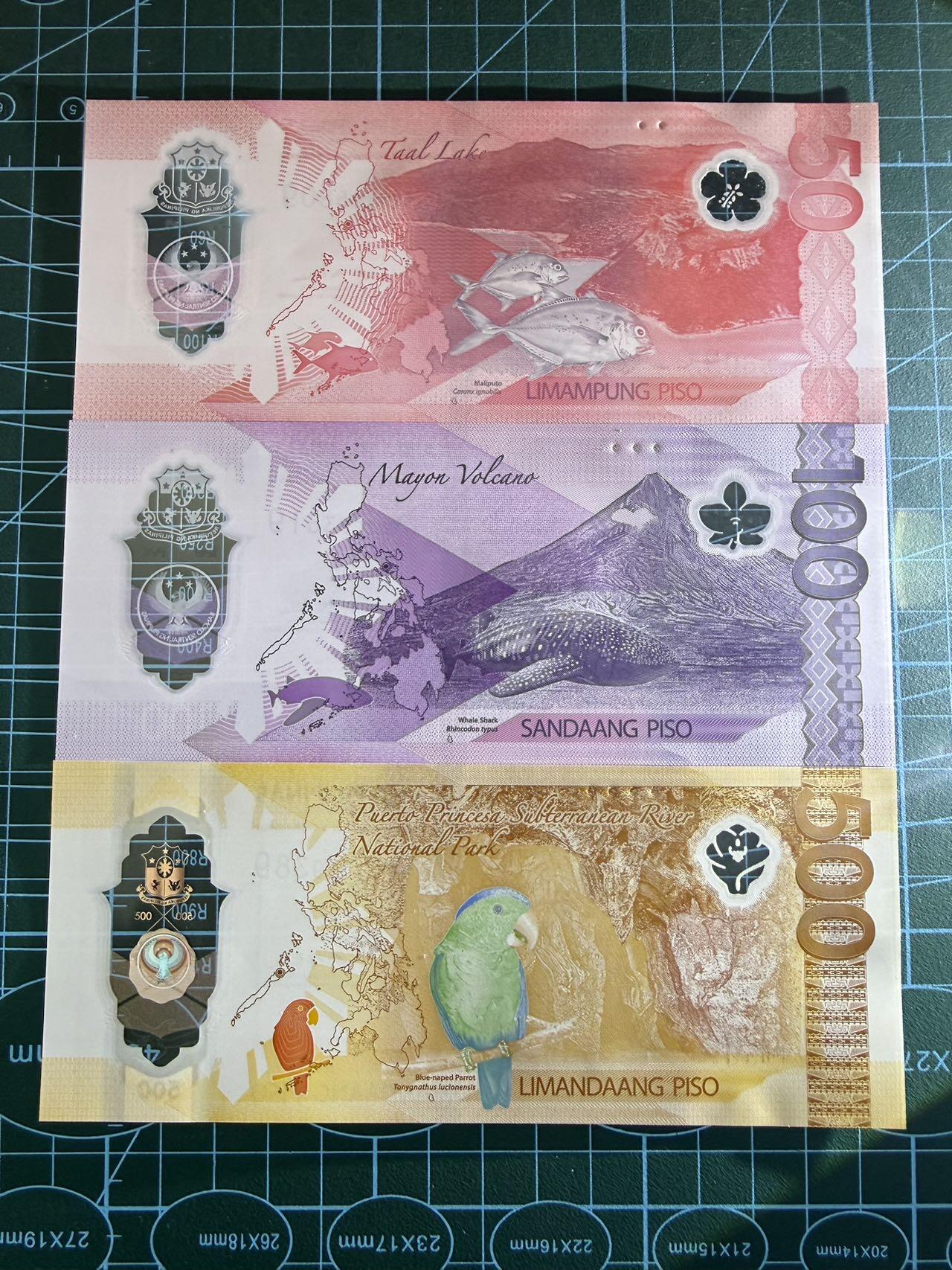 【炜奕收藏】，第五十三期 菲律宾新版50-500比索，UNC品相，均为AA首发冠号码无47尾同9