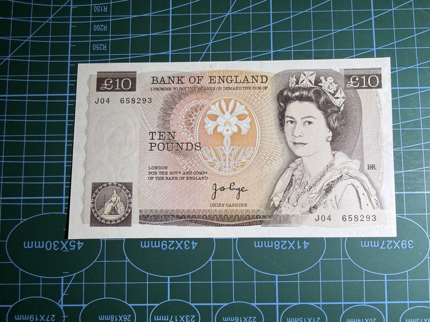 【炜奕收藏】，第五十三期 英国D序列10镑，UNC-品相，有压痕和轻微黄斑，双雕版