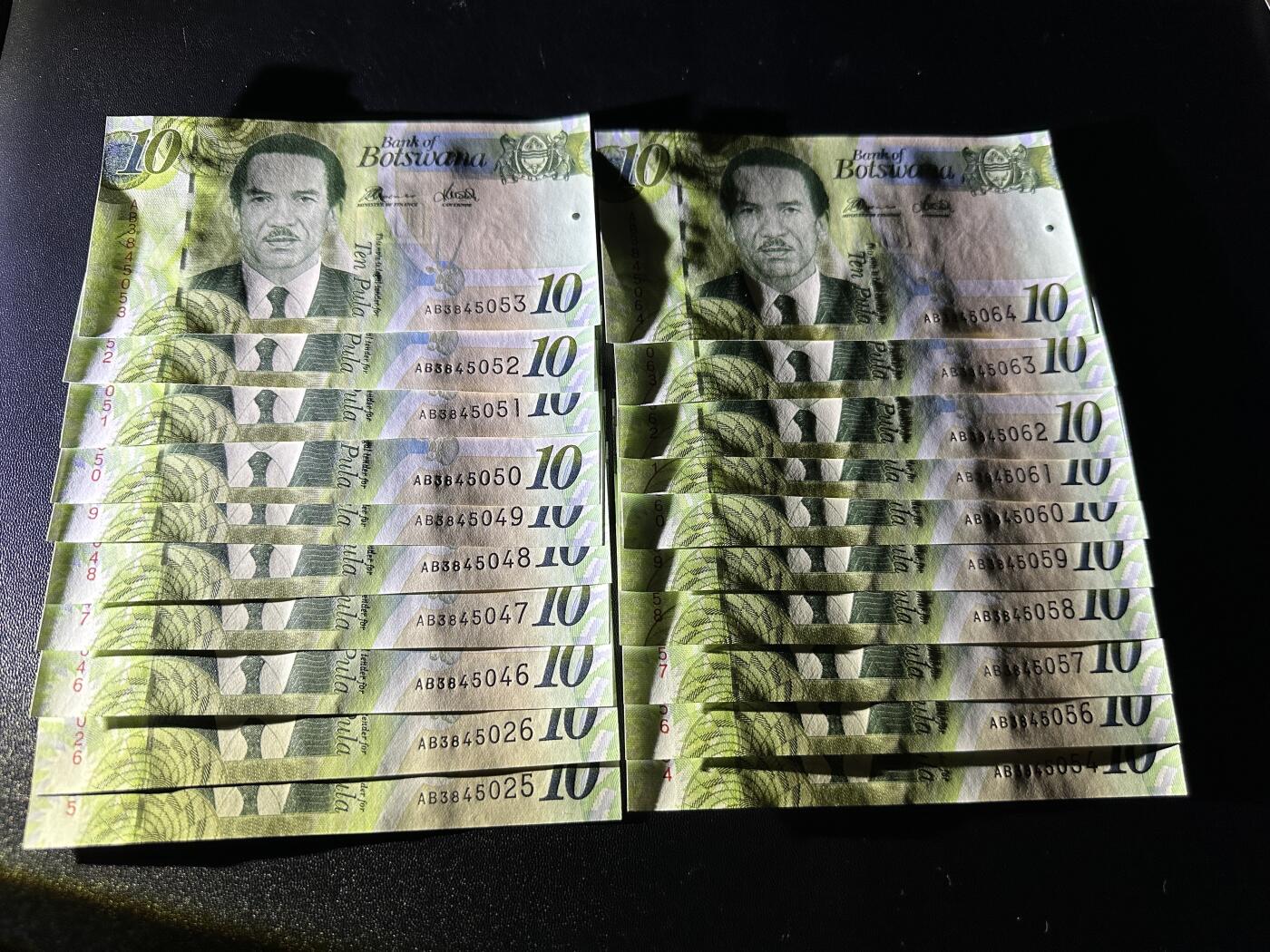 《外钞收藏家》第五百九十四期（畅拍场）（本平台长期征集拍品、欢迎藏友们联系合作） 博茨瓦纳10元 20张一起 部分连号 全新UNC