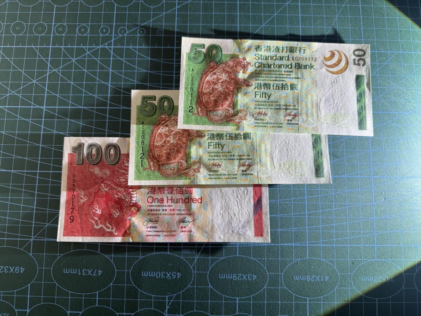 【炜奕收藏】，第五十三期 被鸽重拍，香港渣打银行50-100元共3张，UNC品相，包含多张无347