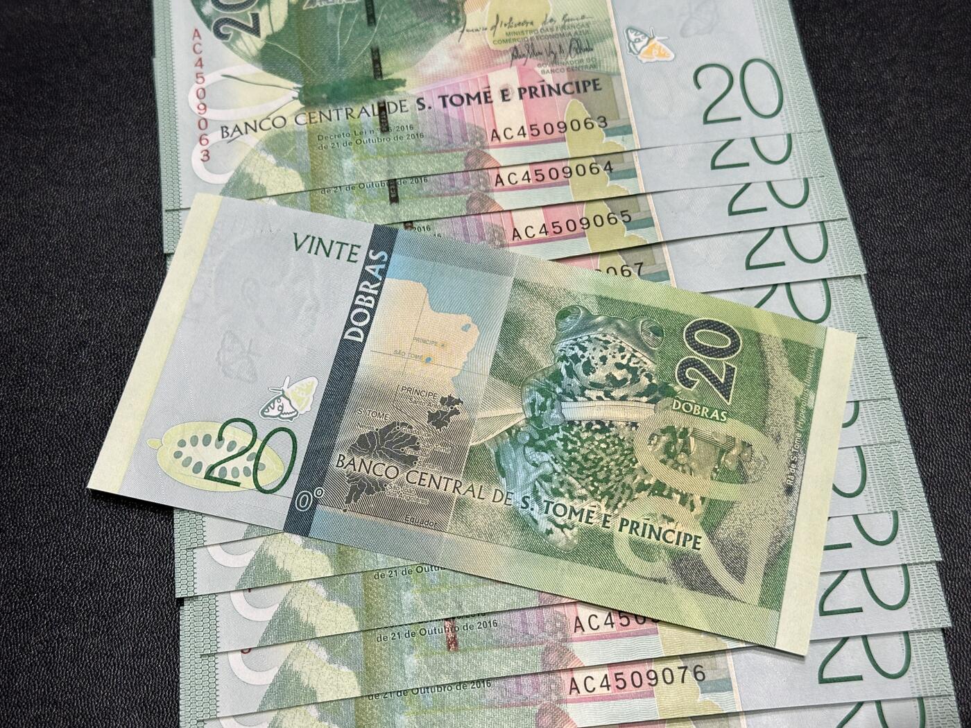 《外钞收藏家》第五百九十四期（畅拍场）（本平台长期征集拍品、欢迎藏友们联系合作） 圣多美和普林西比20元 15张一起 全新UNC 部分连号