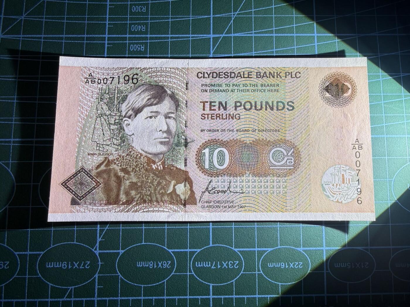 【炜奕收藏】，第五十三期 1997年苏格兰克莱斯戴尔银行10镑，UNC品相，首发年首签千位号