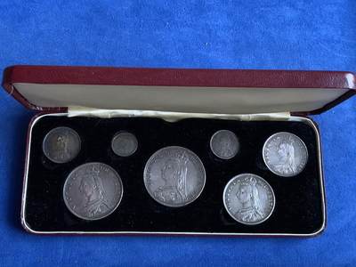 《竞宝斋》第448场 周日，周一，2场连拍 （全场包邮） - 盒装 英国1887年维多利亚全银套币 高冠克朗 半克朗 双弗洛林 弗洛林 先令 6便士 3便士7枚 3便士有焊接痕迹 细节见图