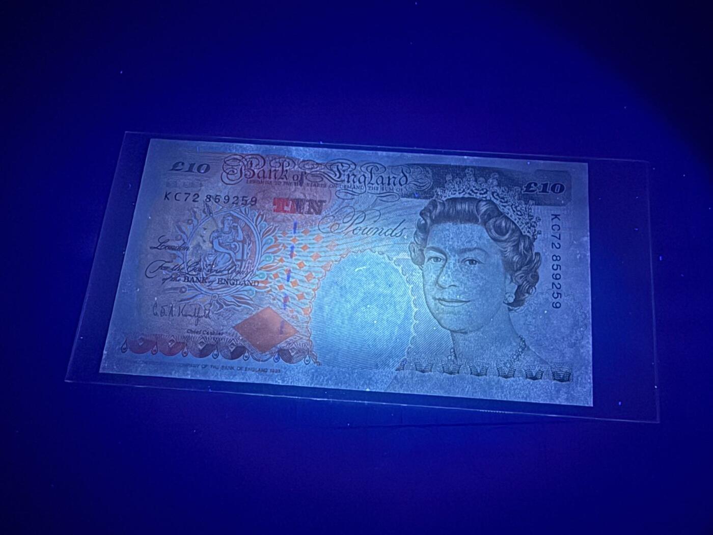 【炜奕收藏】，第五十三期 英国E序列初版10镑数字版，UNC品相，边缘潮斑