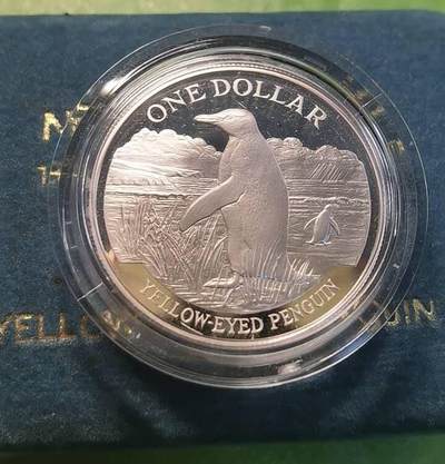 第184期拍卖 - 新西兰1988年黄眼企鹅纪念银币重27.216g925银，原盒证书，【银价352】
