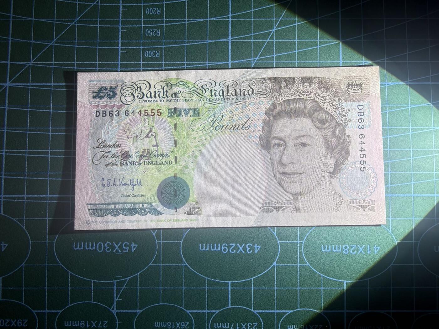 【炜奕收藏】，第五十三期 英国E序列初版5镑皇冠版，UNC品相，豹子号