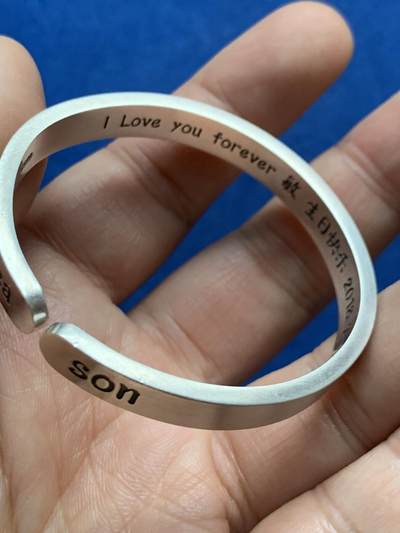 《竞宝斋》第448场 周日，周一，2场连拍 （全场包邮） - 银质素镯一枚 重约30.1克 直径约25.1mm 外圈直径约为52.2*54.8mm 内圈有刻字 细节见图