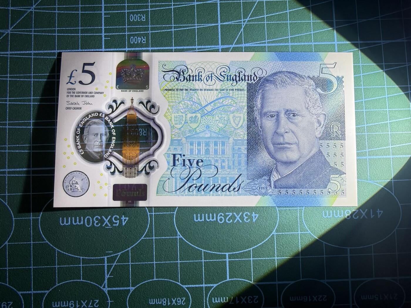 【炜奕收藏】，第五十三期 英国查尔斯5镑，UNC品相，CA01冠号码无47