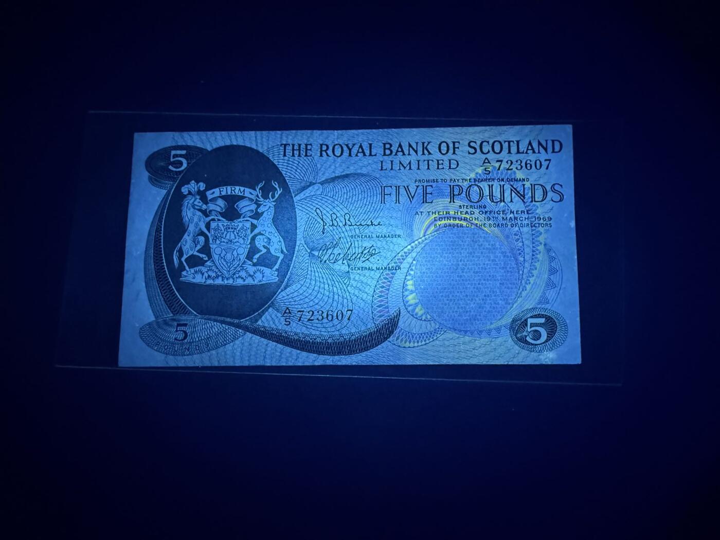 【炜奕收藏】，第五十三期 1969年苏格兰皇家银行5镑，品相如图，上方有一处裂口