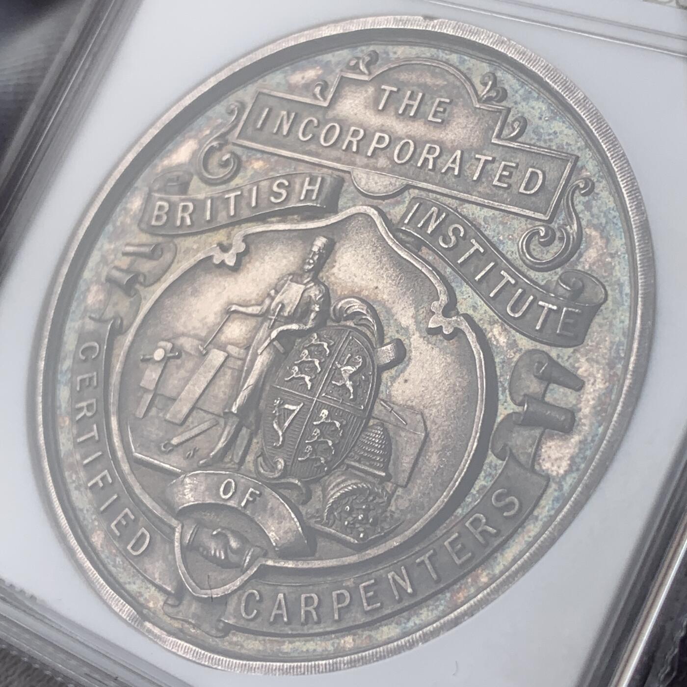 掌中浮雕-藏着的欧洲第046场 NGC MS62 ：1914年英国注册木匠联合机构The Incorporated British Institute of Certified Carpenters颁发的银质奖章，45mm