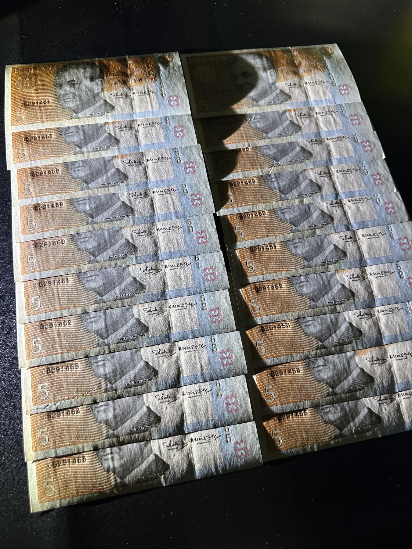 《外钞收藏家》第五百九十四期（畅拍场）（本平台长期征集拍品、欢迎藏友们联系合作） 爱沙尼亚5克朗 20张一起 部分连号 全新 部分有轻微潮点