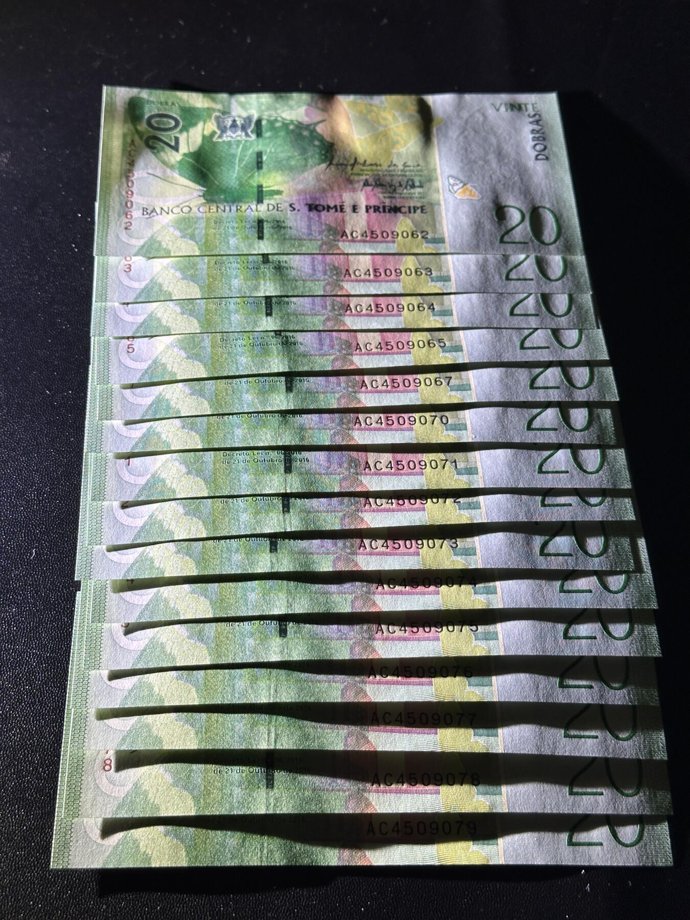 《外钞收藏家》第五百九十四期（畅拍场）（本平台长期征集拍品、欢迎藏友们联系合作） 圣多美和普林西比20元 15张一起 全新UNC 部分连号