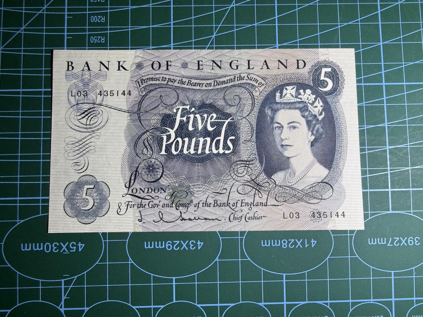 【炜奕收藏】，第五十三期 英国C序列5镑，UNC品相，下方有一个潮点