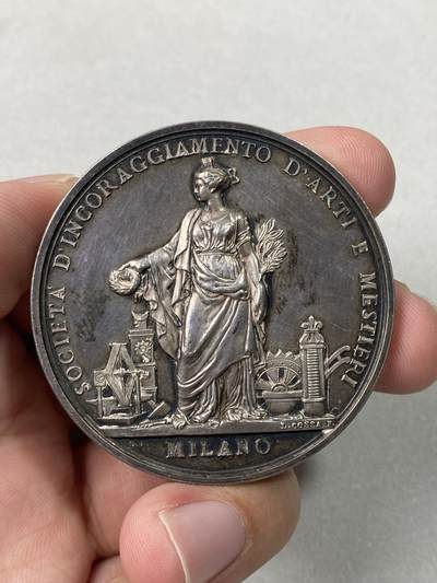 万国钱币拍卖第057期（万国冬季大拍） - 1907年意大利米兰艺术与工艺协会鼓励纪念大银章 罕见品种大规格意大利女神献上桂冠 边有挫痕61.4g 49mm