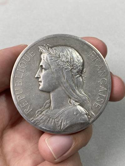 万国钱币拍卖第057期（万国冬季大拍） - 1946年法国纺织委员会授予M.REVERCE纪念大银章 丰饶角1Argent银标 无边磕  正面:桂冠法国女神玛丽安娜，贞德形制。背面:裸体美神维纳斯站在花园里，身批轻纱，手拉棉线，正在纺纱，章上把细线穿过肌肤都表现出来了。背景热气球，绵羊，鲜花绿草，纺纱机。元素丰富，实物极其漂亮，美神诱惑，少见品种。定制圆盒一并赠送 68g 50mm