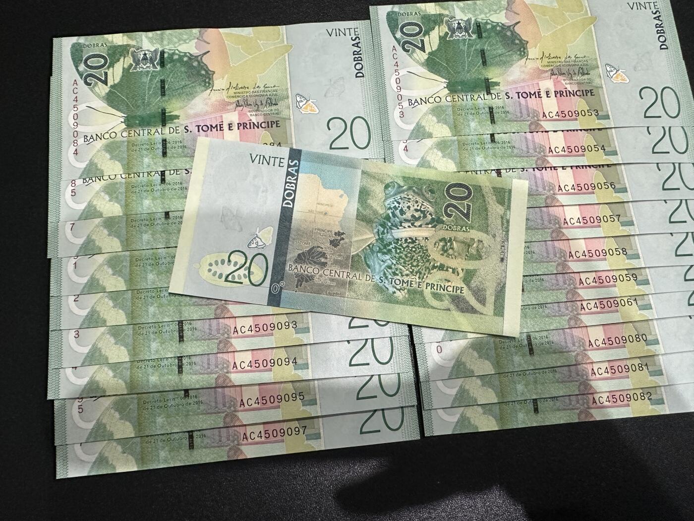 《外钞收藏家》第五百九十四期（畅拍场）（本平台长期征集拍品、欢迎藏友们联系合作） 圣多美和普林西比20元 20张一起 全新UNC 部分连号