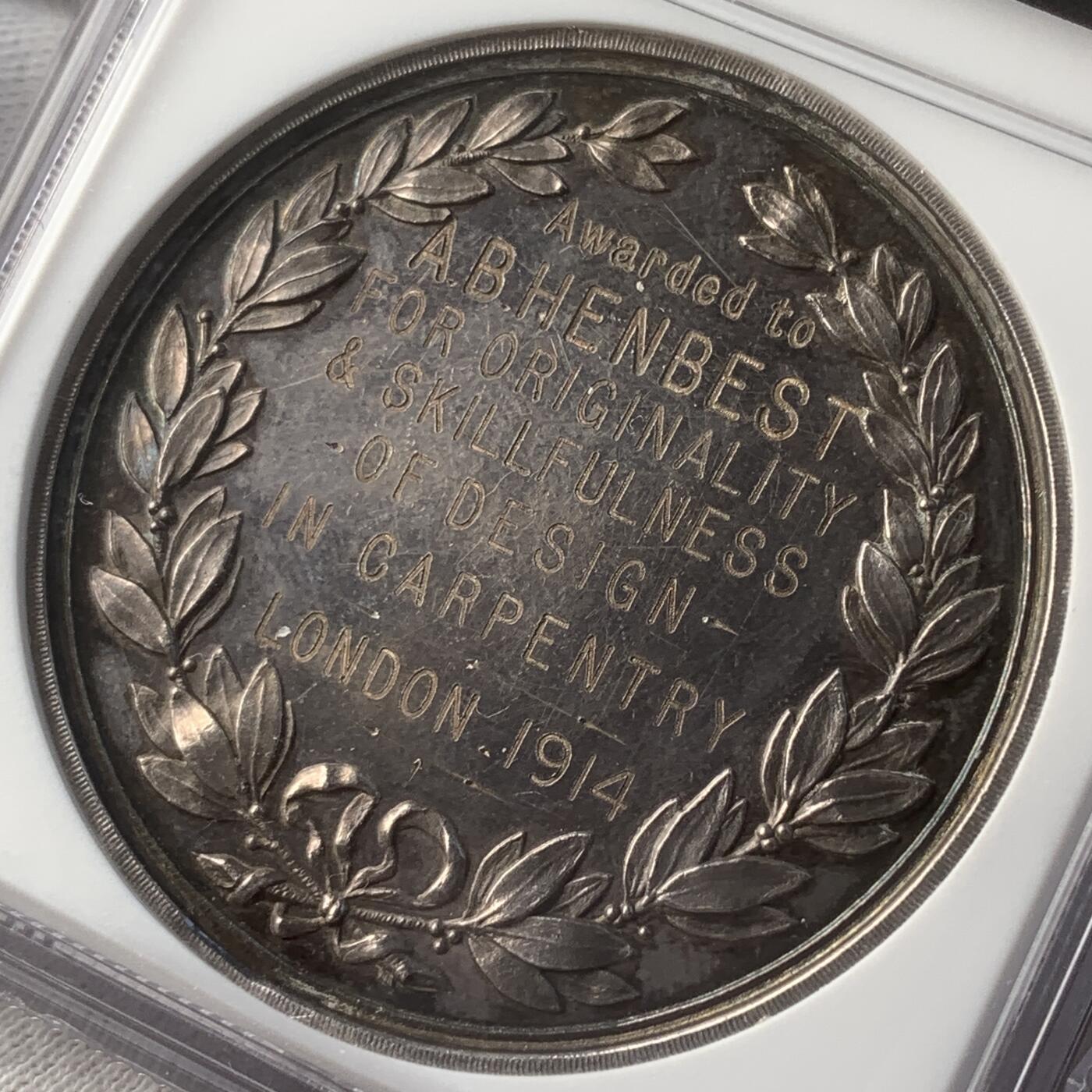 掌中浮雕-藏着的欧洲第046场 NGC MS62 ：1914年英国注册木匠联合机构The Incorporated British Institute of Certified Carpenters颁发的银质奖章，45mm