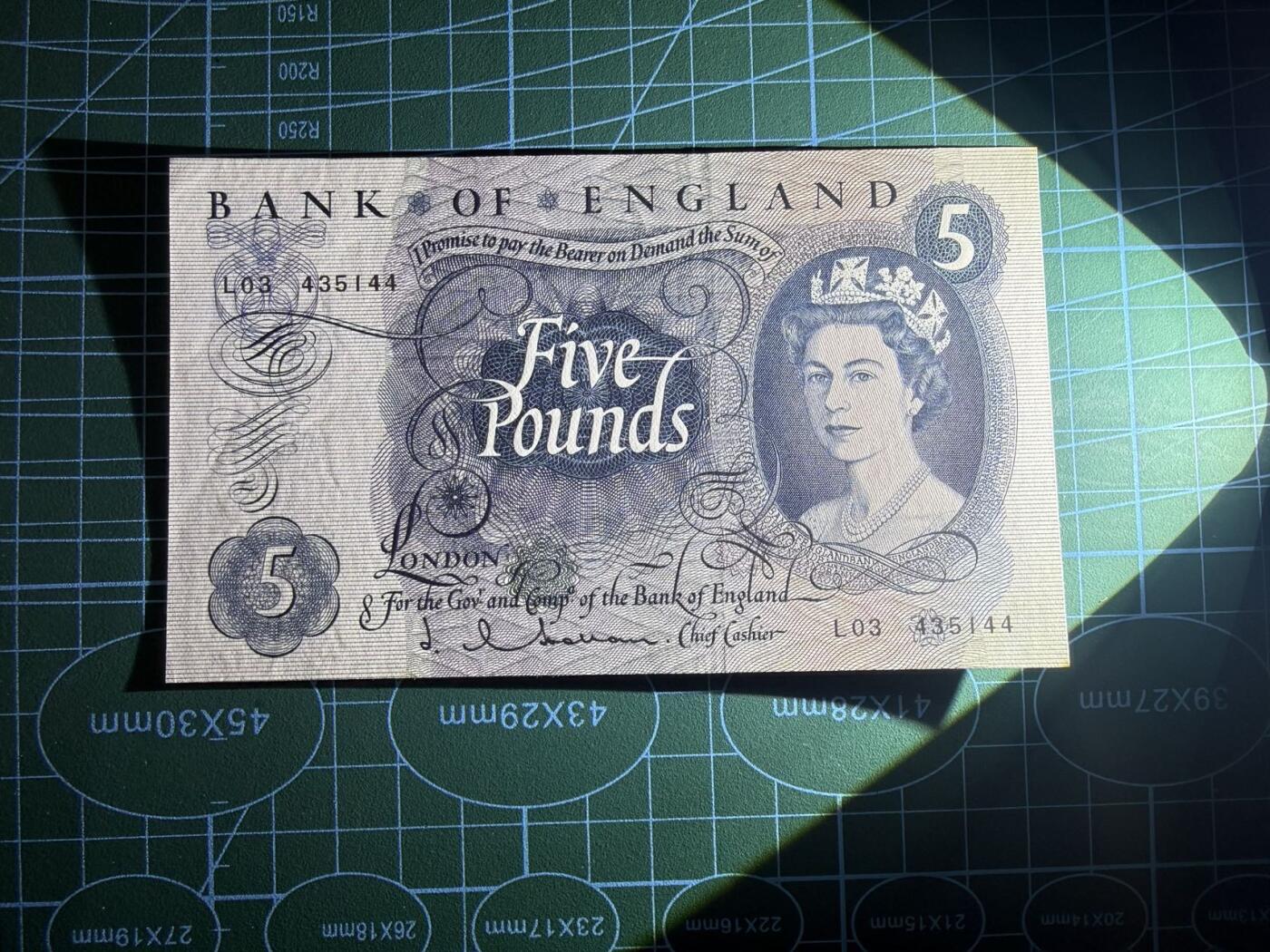 【炜奕收藏】，第五十三期 英国C序列5镑，UNC品相，下方有一个潮点