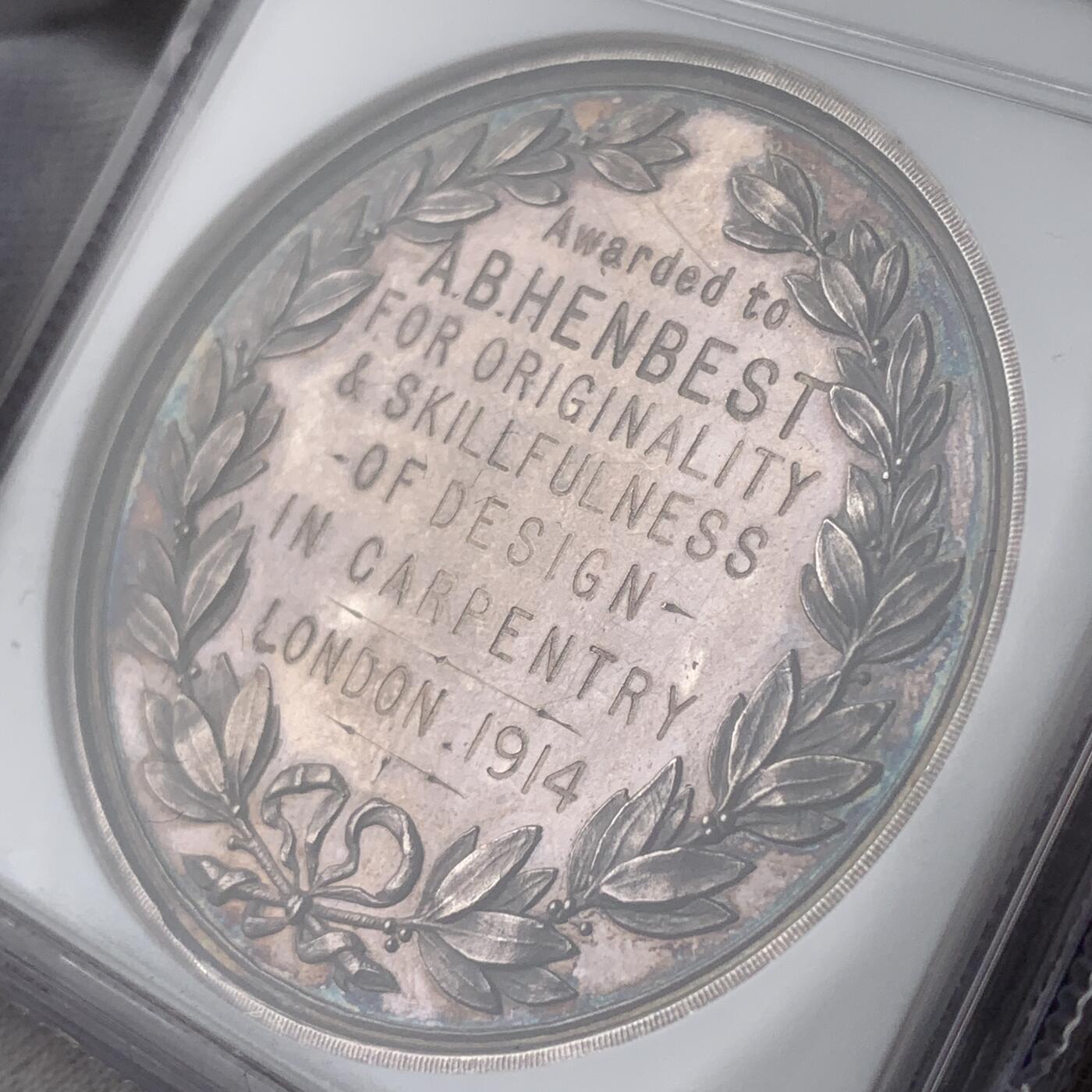 掌中浮雕-藏着的欧洲第046场 NGC MS62 ：1914年英国注册木匠联合机构The Incorporated British Institute of Certified Carpenters颁发的银质奖章，45mm