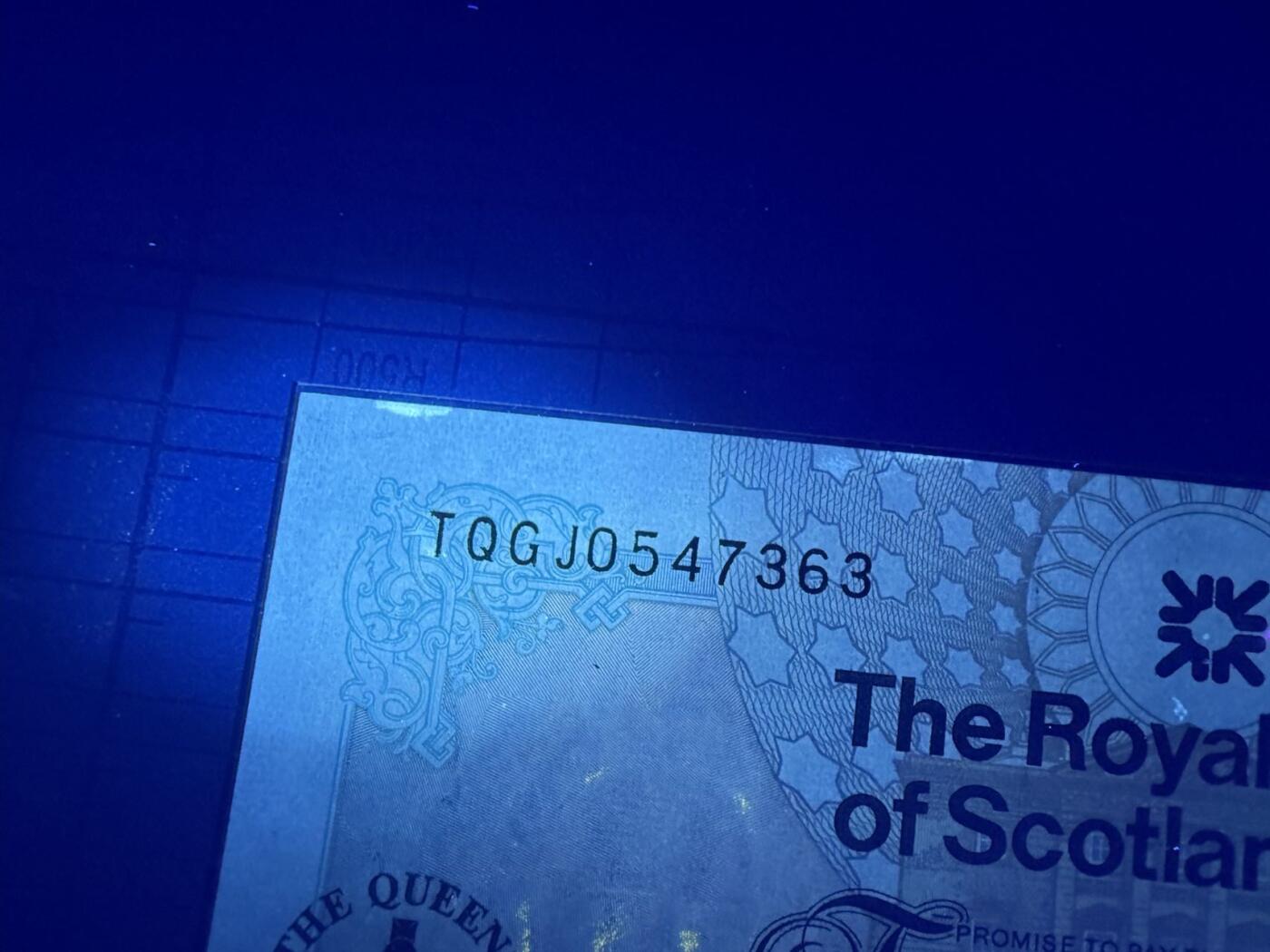 【炜奕收藏】，第五十三期 2002年苏格兰皇家银行5镑纪念钞，UNC-品相，左上角有个黄点