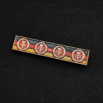 0元起拍勋章 第319期 咸鱼国勋章拍卖专场 12月17日（周三）下午6：00开始 - 稀少 东德劳动奖章四连上挂