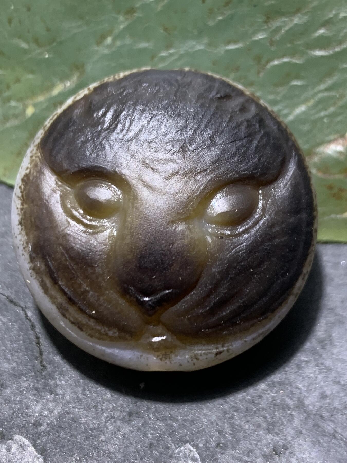 精品亚光药师玛瑙手工雕刻虎首板珠（背云）一颗。