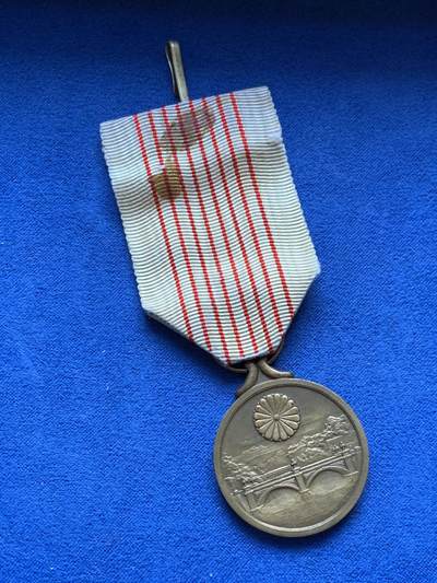 《竞宝斋》第448场 周日，周一，2场连拍 （全场包邮） - 勿忘国耻，日本昭和十五年（1940年）纪元二千六百年祝典纪念章，总重约15克，30.3mm，绶带有污，章体厚重。