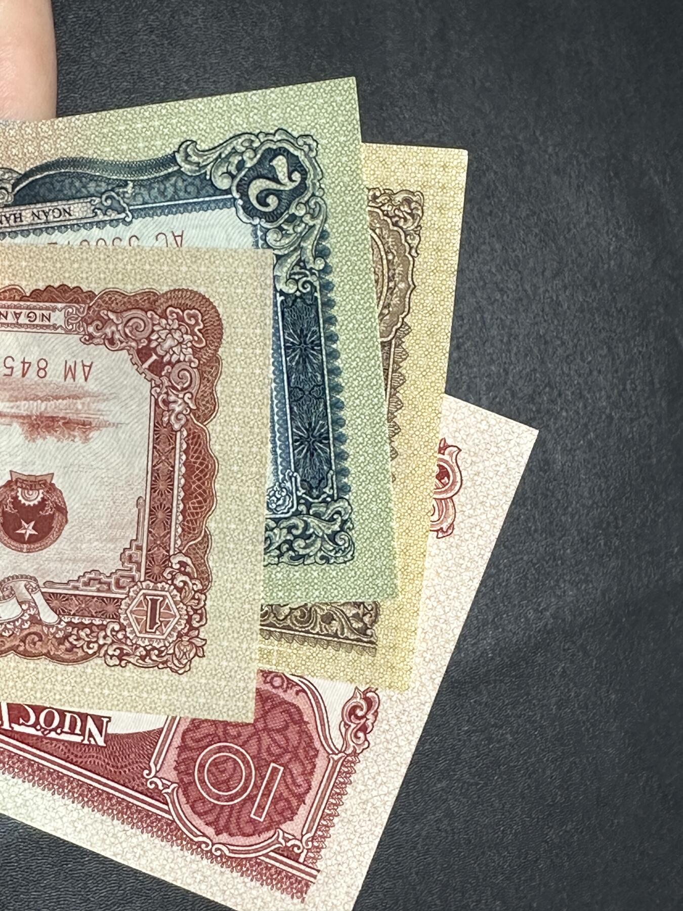 《外钞收藏家》第五百九十四期（畅拍场）（本平台长期征集拍品、欢迎藏友们联系合作） 1958年越南中国代印版1-10盾 四张一起 全新轻微角不绝