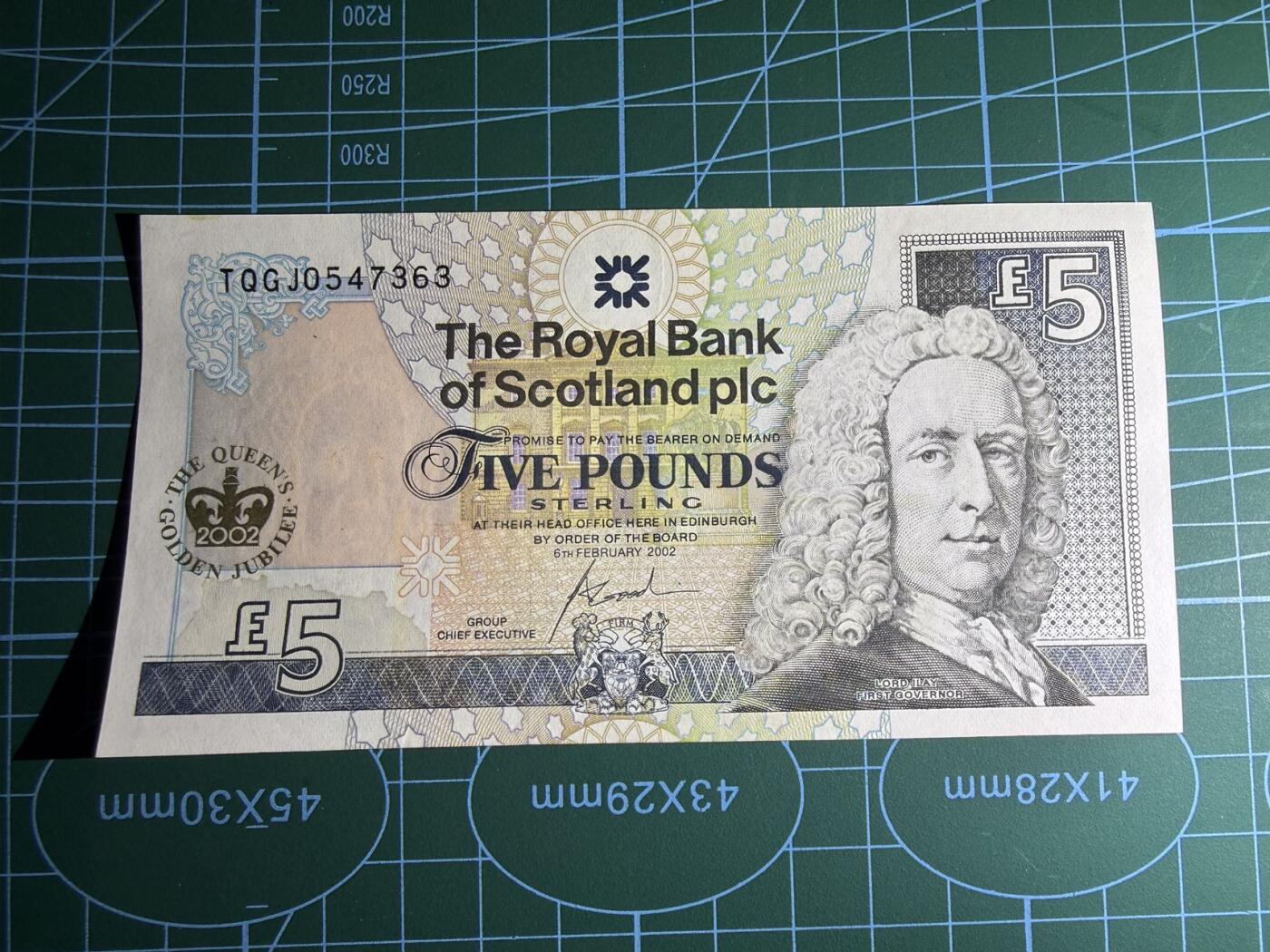 【炜奕收藏】，第五十三期 2002年苏格兰皇家银行5镑纪念钞，UNC-品相，左上角有个黄点