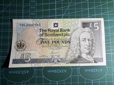 【炜奕收藏】，第五十三期 - 2002年苏格兰皇家银行5镑纪念钞，UNC-品相，左上角有个黄点