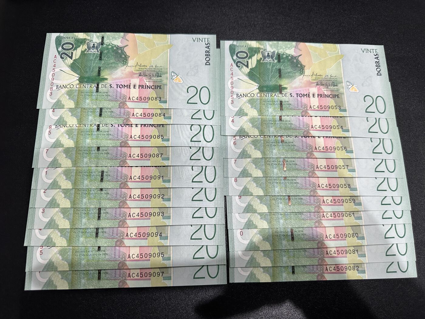 《外钞收藏家》第五百九十四期（畅拍场）（本平台长期征集拍品、欢迎藏友们联系合作） 圣多美和普林西比20元 20张一起 全新UNC 部分连号