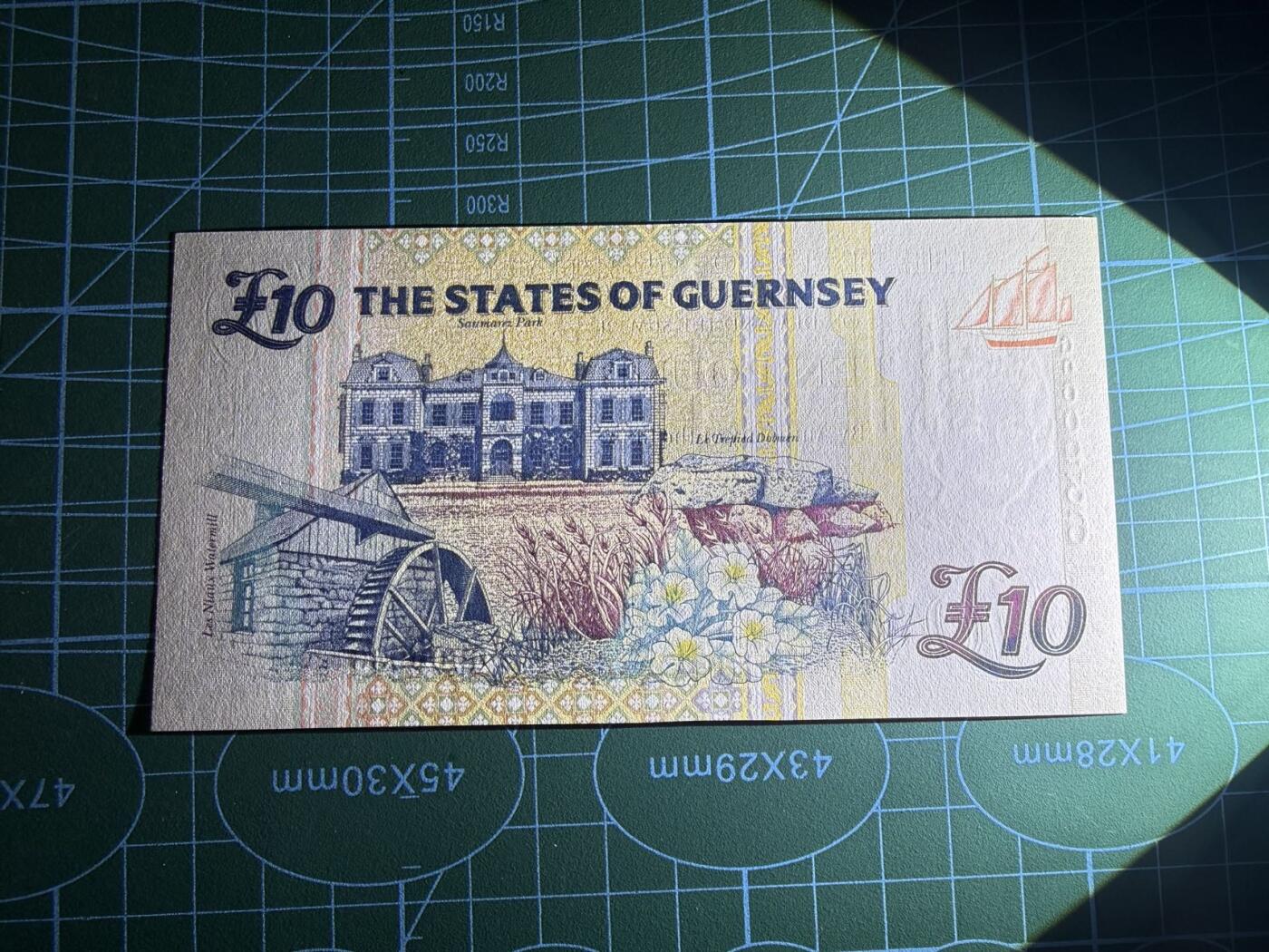 【炜奕收藏】，第五十三期 2015年根西岛10镑，UNC品相，号码无47百位号