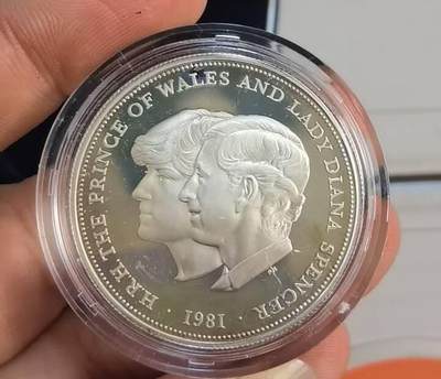 第184期拍卖 - 英国1981年28.28克精制纪念银币925银（戴安娜婚礼）原盒证书自然氧化，【银价366】