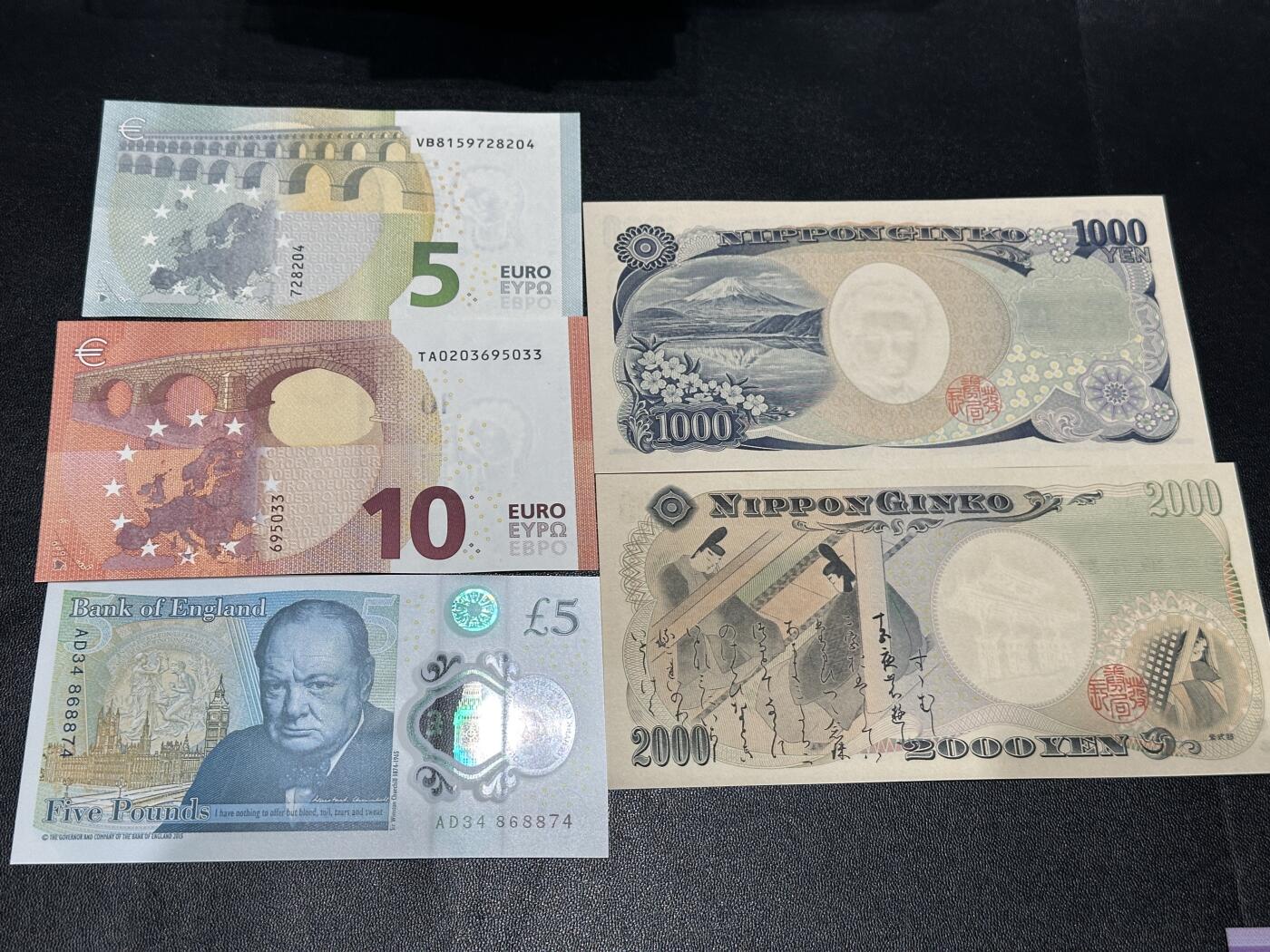 《外钞收藏家》第五百九十四期（畅拍场）（本平台长期征集拍品、欢迎藏友们联系合作） 三签5欧（全新）和10欧元（有软折）+5英镑全新+1000和2000日元（轻微2潮点）张全新一起