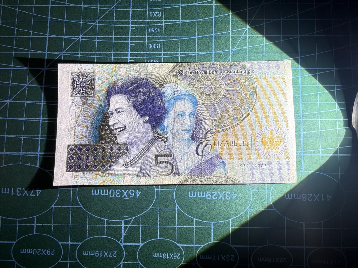 【炜奕收藏】，第五十三期 2002年苏格兰皇家银行5镑纪念钞，UNC-品相，左上角有个黄点
